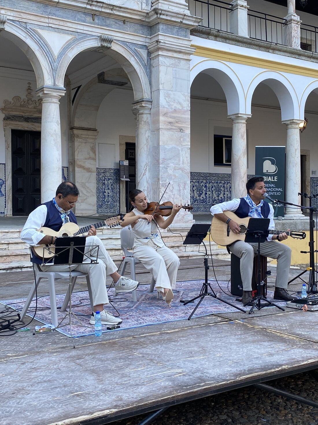 O trio em concerto no claustro, na Biale 2026